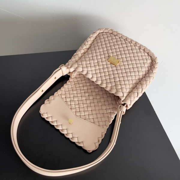 Bo*te*ga ve*ne*ta mini cobble shoulder bag