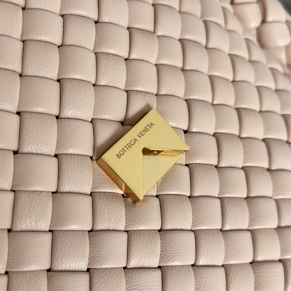 Bo*te*ga ve*ne*ta mini cobble shoulder bag