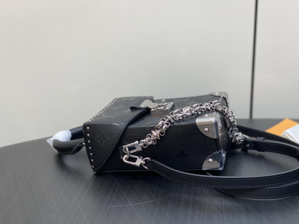 l**is V*t*n camera box monogram canvas