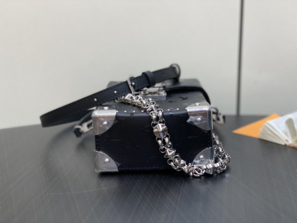 l**is V*t*n camera box monogram canvas