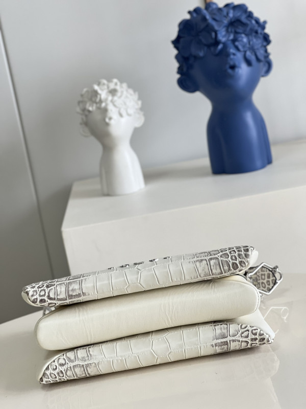 l**is V*t*n coussin pm-26*20*12cm