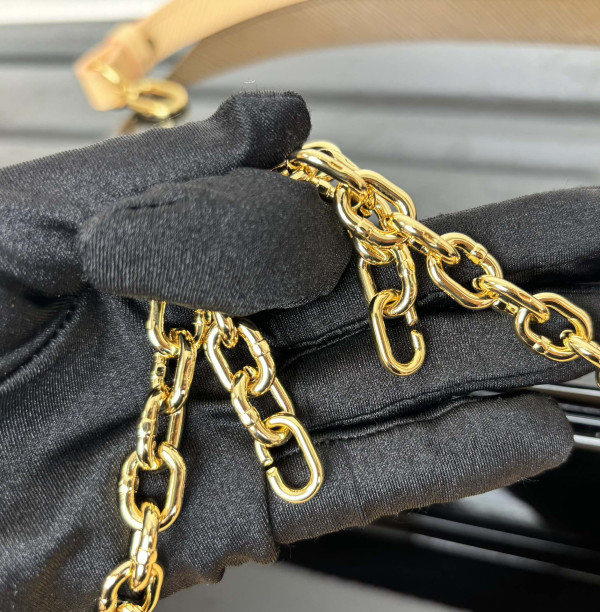 l**is V*t*n twist-23.5*12*7 cm