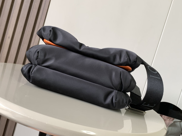 LOEWE Goya Puffer leather shoulder bag-23*17*9CM