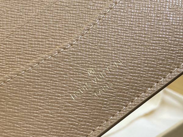 l**is V*t*n slender wallet-11*8.5*2cm