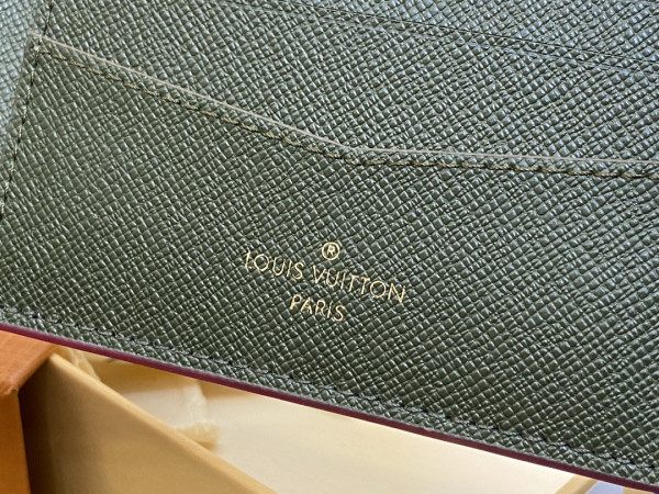 l**is V*t*n slender wallet-11*8.5*2cm