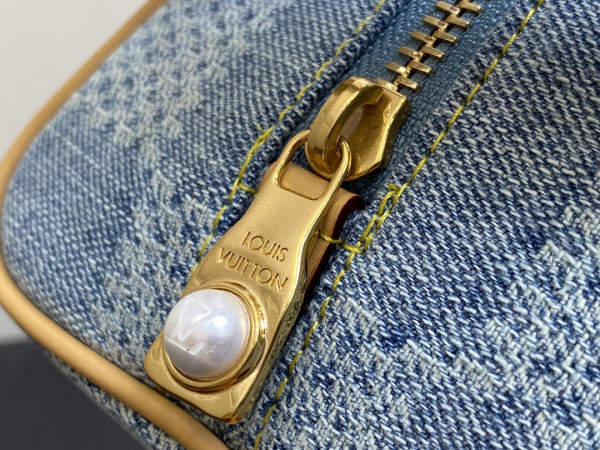 l**is V*t*n locker dopp kit bag-23*13*12cm