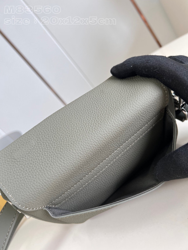 l**is V*t*n pilot wearable wallet-20*12*5.5cm