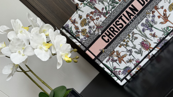 medium D*or book tote-36*18*28cm