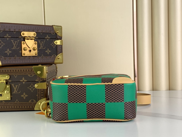 l**is V*t*n chess messenger-24*24*8cm