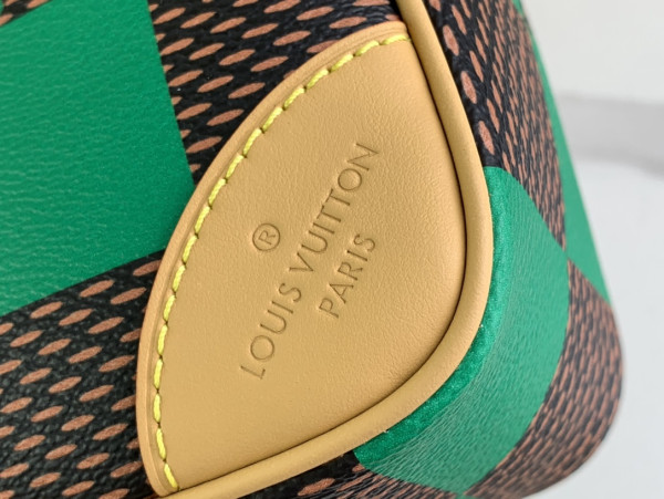 l**is V*t*n chess messenger-24*24*8cm