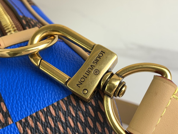 l**is V*t*n chess messenger-24*24*8cm