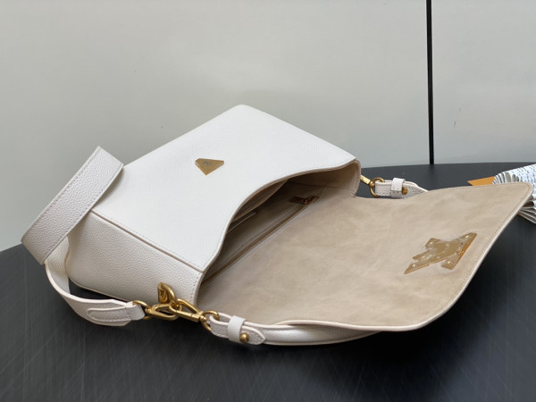 l**is V*t*n soft twist-27*19*9cm