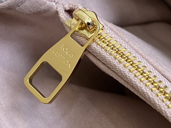 l**is V*t*n pochette metis east west