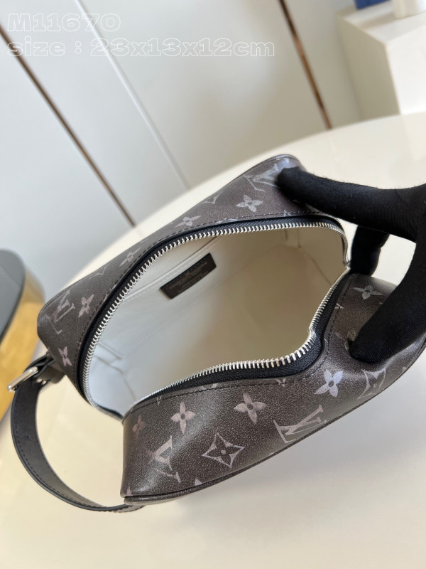 l**is V*t*n locker dopp kit bag-23*13*12cm