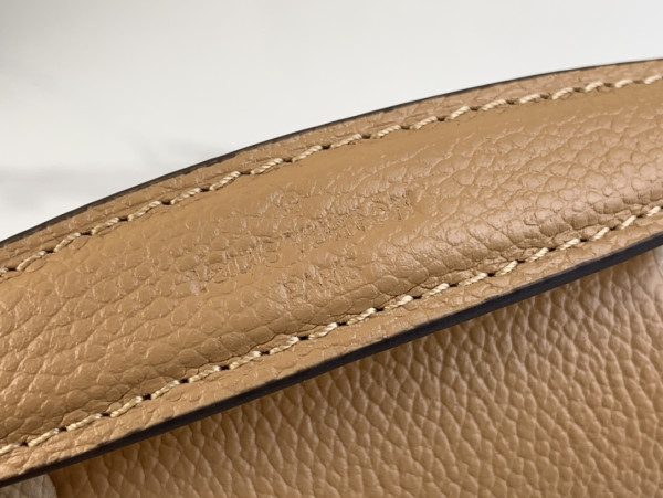 l**is V*t*n pochette metis east west