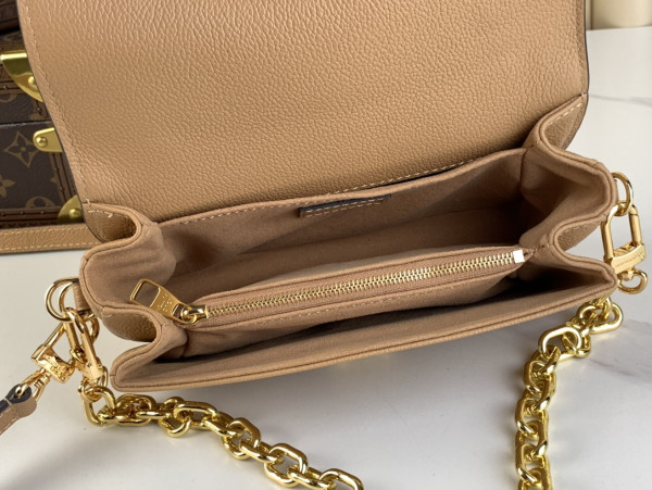 l**is V*t*n pochette metis east west