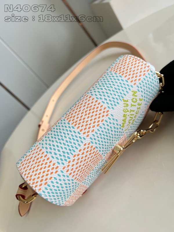 l**is V*t*n steamer wearable wallet-18*11*6.5cm