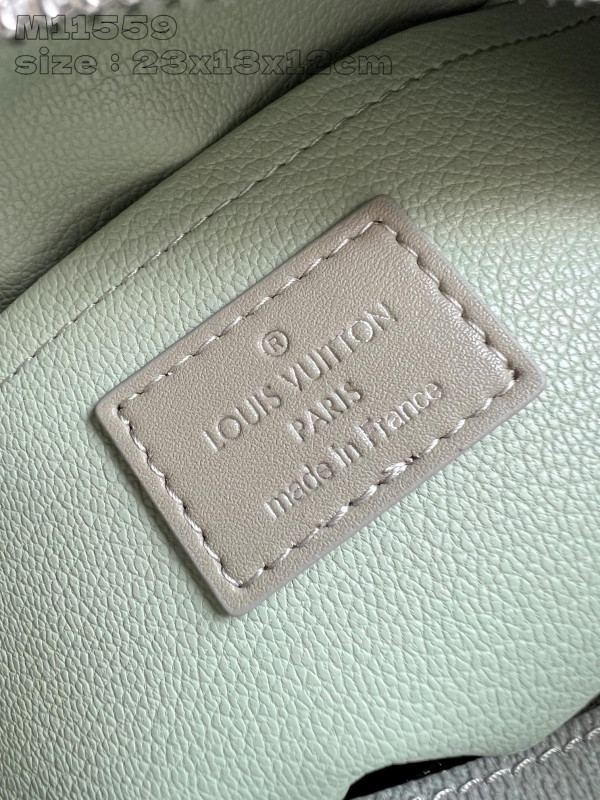 l**is V*t*n locker dopp kit bag-23*13*12cm