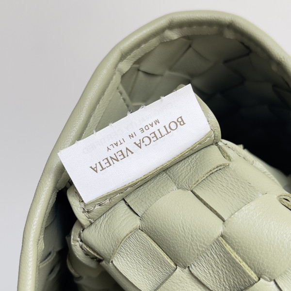 Bo*te*ga ve*ne*ta medium sardine