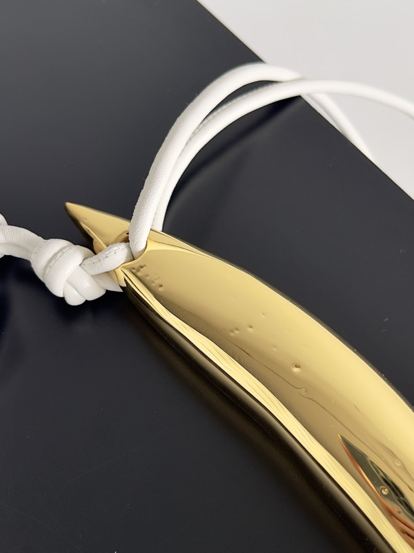 Bo*te*ga ve*ne*ta medium sardine