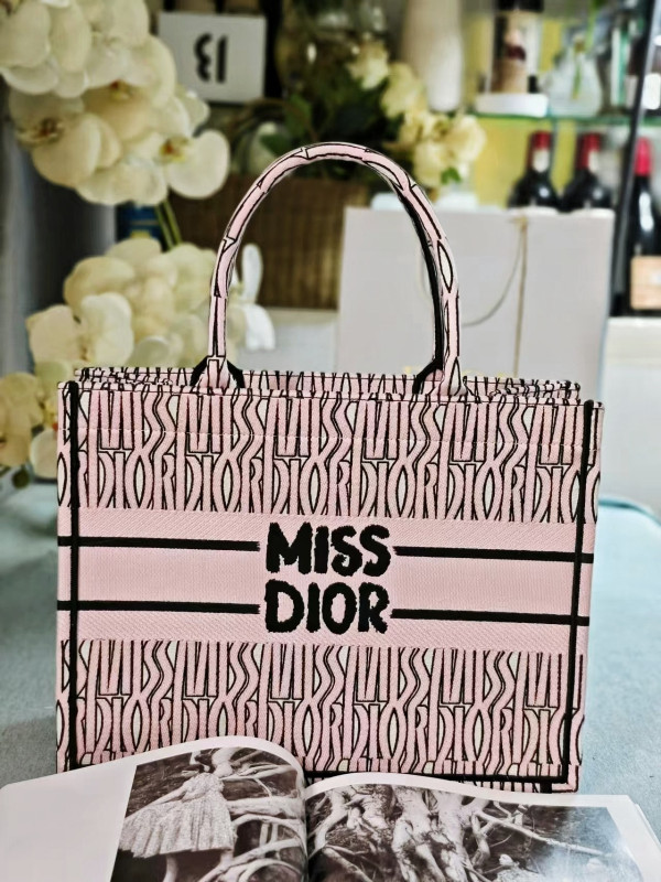 medium D*or book tote-36.5x27.5x16.5cm
