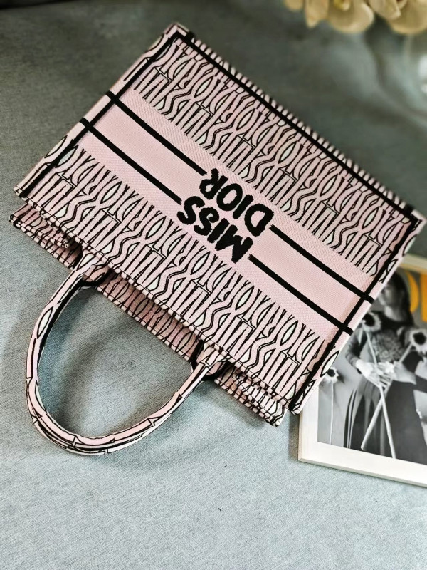 medium D*or book tote-36.5x27.5x16.5cm