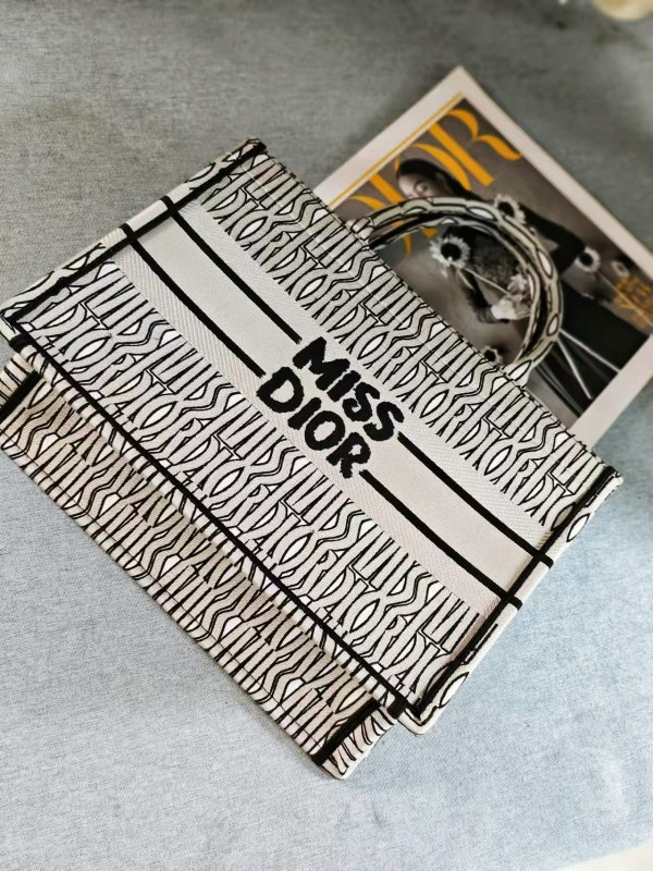 medium D*or book tote-36.5x27.5x16.5cm