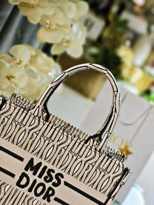 small D*or book tote-26cm