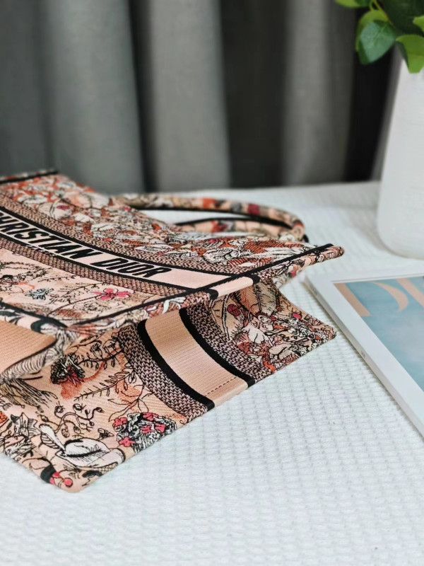 medium D*or book tote-36.5x27.5x16.5cm