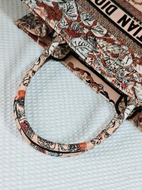 medium D*or book tote-36.5x27.5x16.5cm