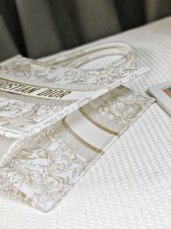 medium D*or book tote-36.5x27.5x16.5cm