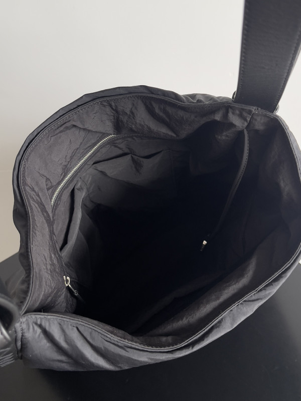 Bo*te*ga ve*ne*ta large crossroad hobo