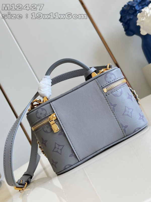 l**is V*t*n vanity chain pouch-19 x 11.5 x 6.5 cm