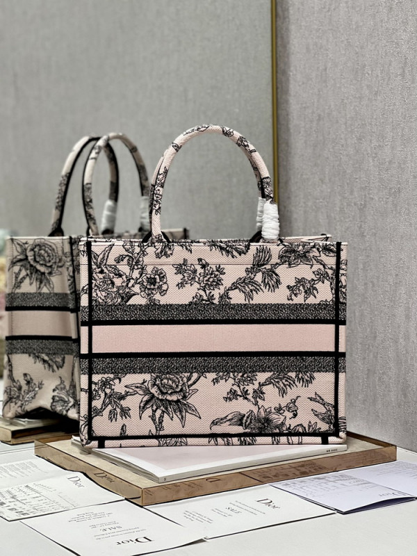 medium D*or book tote